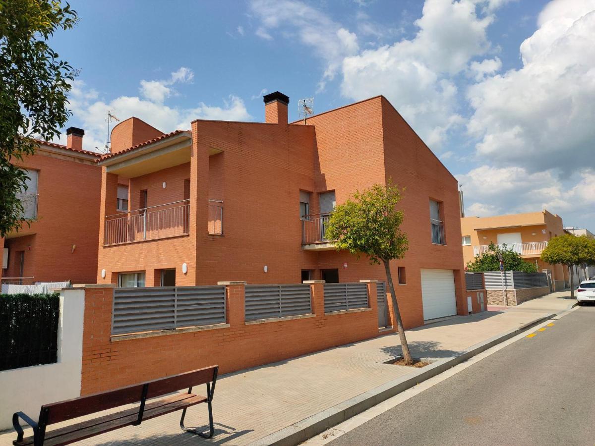 Chalet Amplio Con Jardin Y Zona Barbacoa. レウス エクステリア 写真