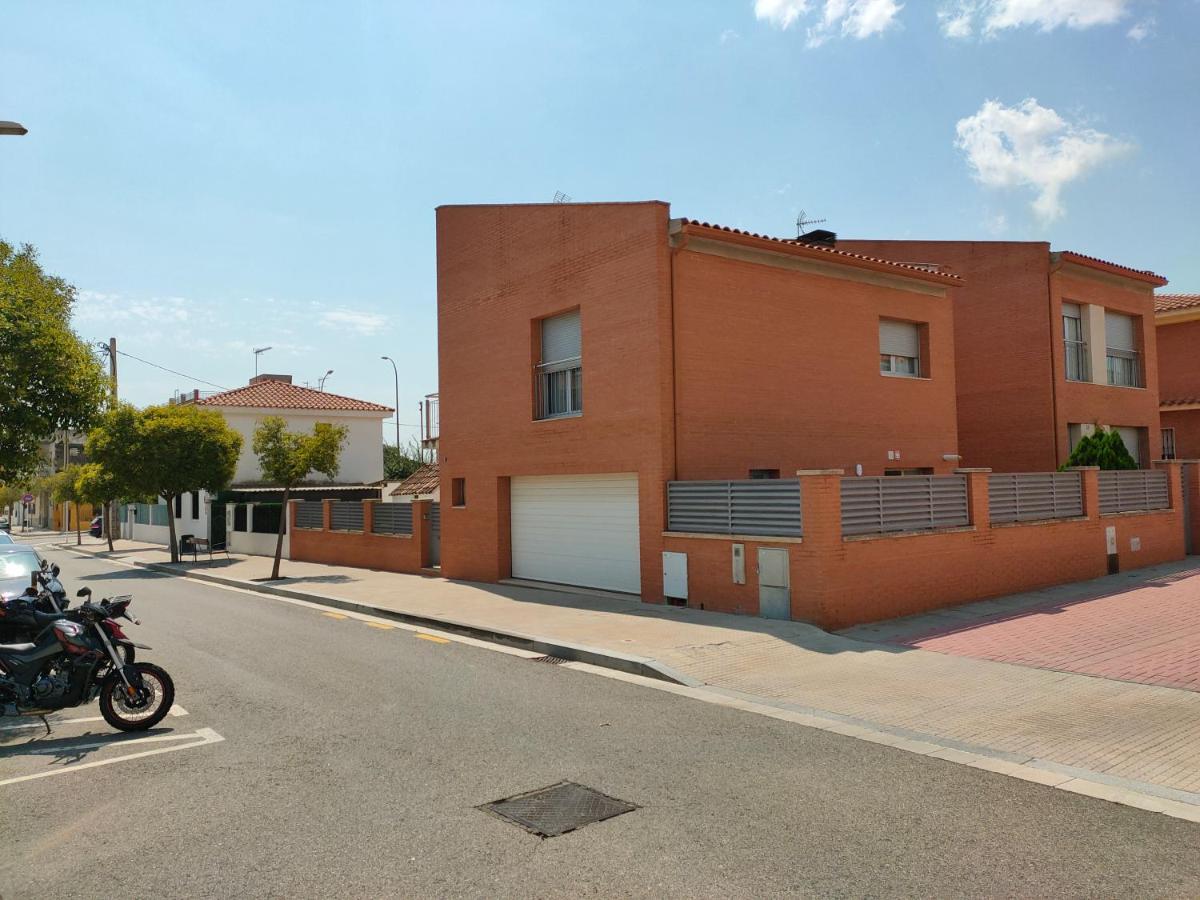 Chalet Amplio Con Jardin Y Zona Barbacoa. レウス エクステリア 写真